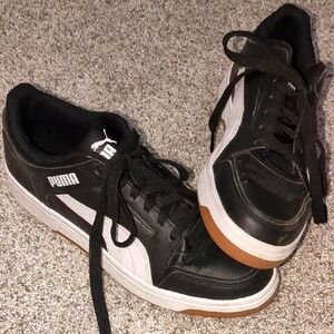 LIKE NEW! Puma Sneakers (Size 9.5)